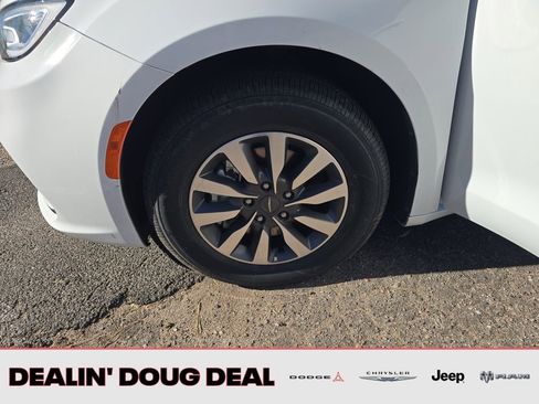 Used 2024 Chrysler Pacifica Select image 27