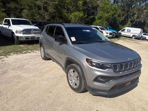 Used 2022 Jeep Compass Latitude w/ Convenience Group FWD image 3