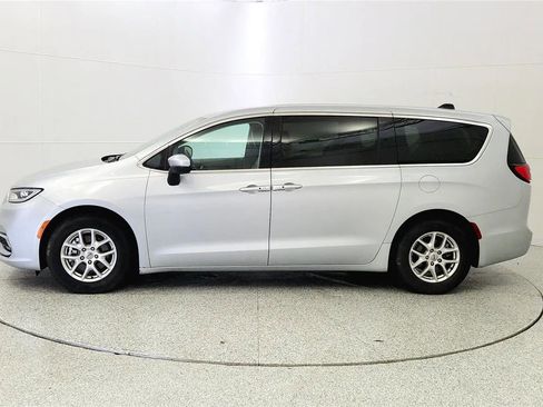 Used 2023 Chrysler Pacifica Touring-L FWD image 4