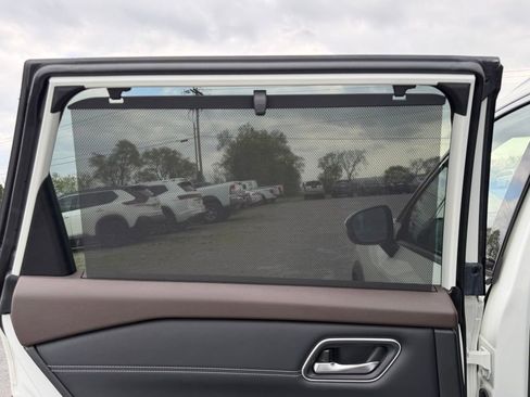 Used 2023 Nissan Rogue Platinum w/ Platinum Premium Package image 17