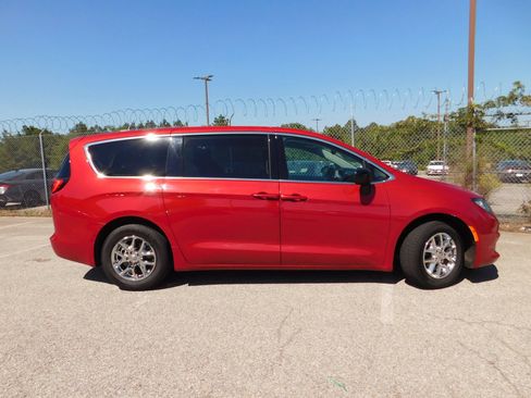 Used 2024 Chrysler Voyager LX FWD image 5