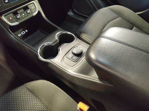 Used 2024 GMC Terrain SLE image 26