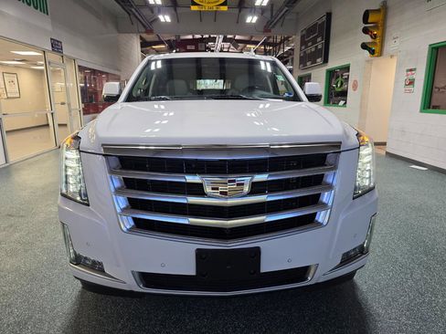 Used 2018 Cadillac Escalade Luxury image 3