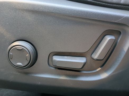 Used 2020 Volvo XC40 T4 R-Design image 33