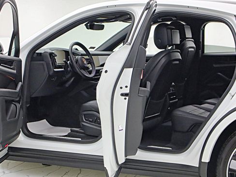 Used 2024 Porsche Cayenne Coupe AWD/4WD image 7