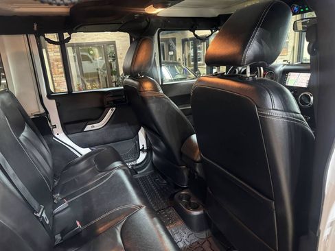 Used 2016 Jeep Wrangler Unlimited Rubicon w/ Connectivity Group AWD/4WD image 11