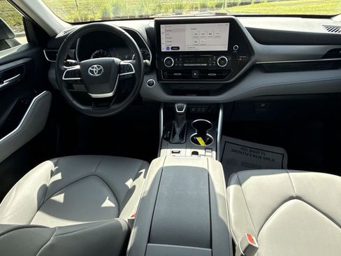 Used 2024 Toyota Highlander XLE FWD image 19