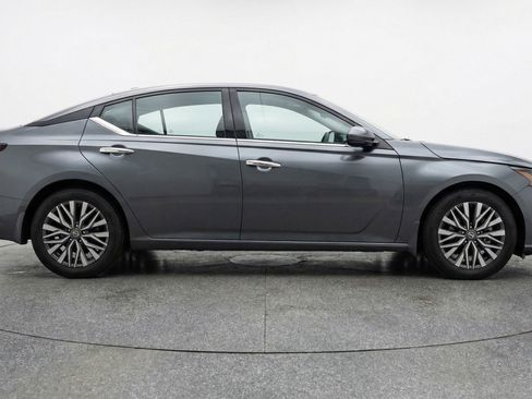 Used 2025 Nissan Altima 2.5 SV image 11