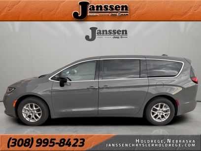 Used 2025 Chrysler Pacifica Select