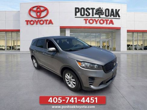 Used 2019 Kia Sorento FWD V6 image 2