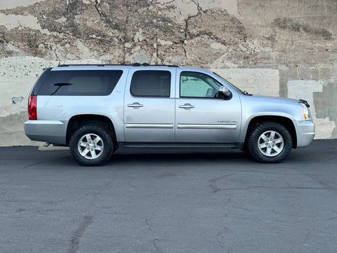 Used 2014 GMC Yukon XL SLT w/ SLT-2 Equipment Package AWD/4WD image 3