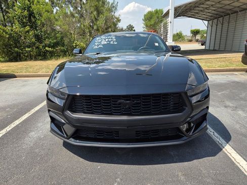 Used 2025 Ford Mustang Coupe RWD image 2