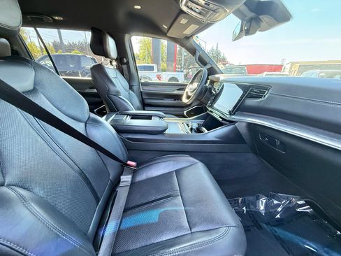 Used 2023 Jeep Wagoneer L Series II AWD/4WD image 7