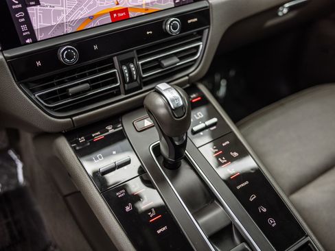 Certified 2023 Porsche Macan AWD/4WD image 22