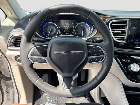Used 2023 Chrysler Pacifica Limited image 11