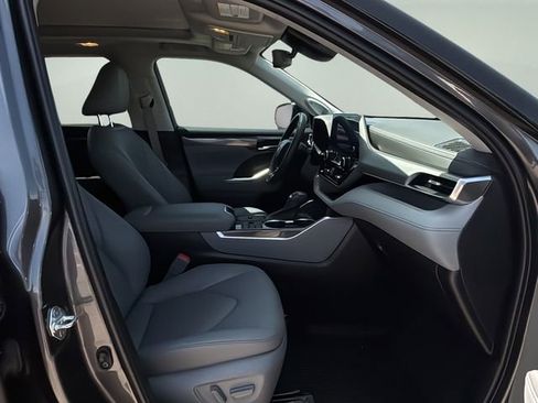 Used 2023 Toyota Highlander Platinum FWD image 10