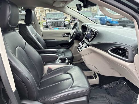 Certified 2023 Chrysler Pacifica Touring-L image 25