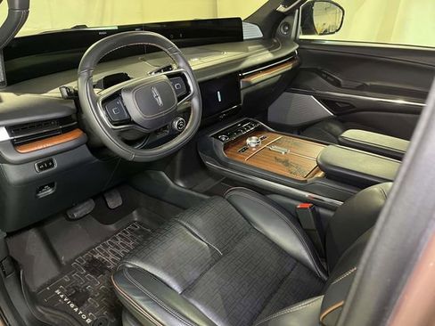 Used 2025 Lincoln Navigator Black Label image 16