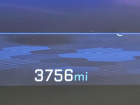 Used 2025 Chevrolet Equinox LT w/ Safety and Technology Package image 2