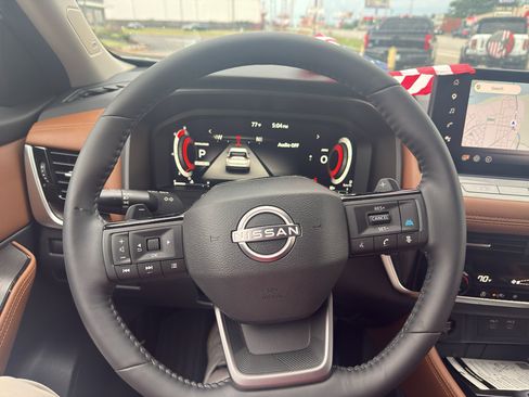 Used 2025 Nissan Rogue Platinum FWD image 16