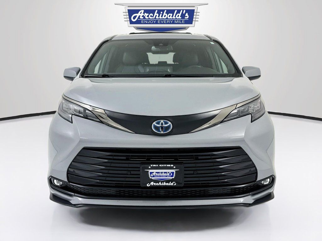 Used 2022 Toyota Sienna XLE Woodland Edition AWD/4WD image 2