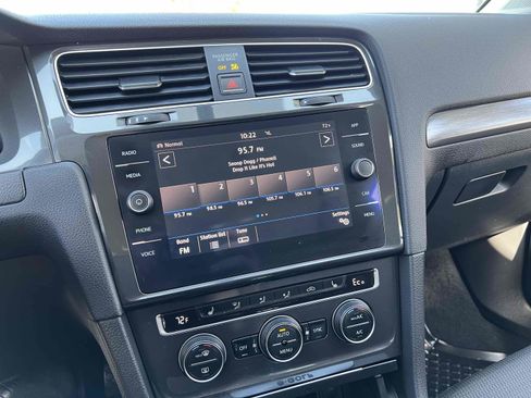 Used 2018 Volkswagen e-Golf SE w/ DC Fast Charging Package image 36