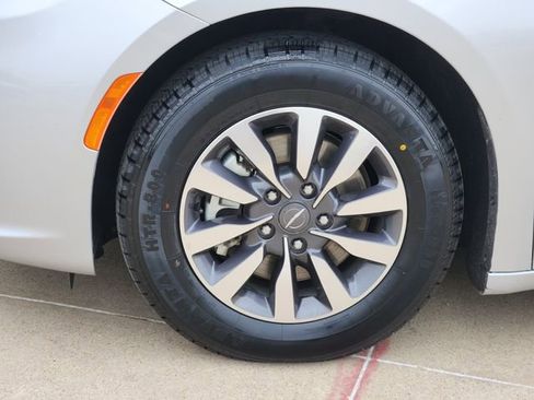 Used 2023 Chrysler Pacifica Limited FWD image 18