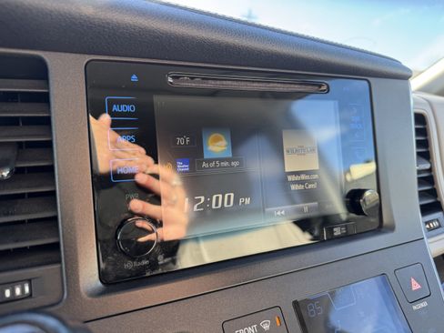 Used 2017 Toyota Sienna XLE image 24