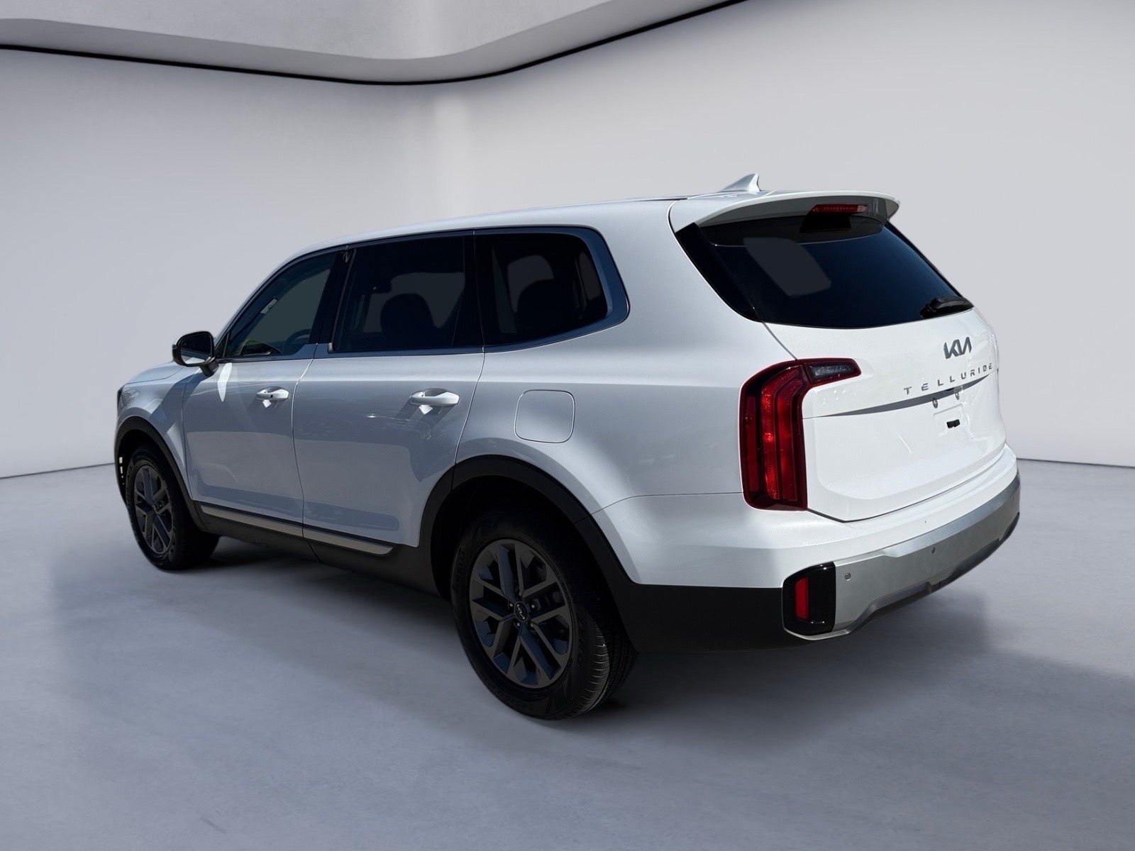 Used 2024 Kia Telluride LX FWD image 3