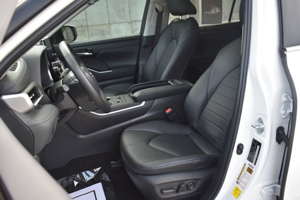 Used 2024 Toyota Highlander XLE AWD/4WD image 10