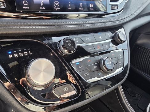 Used 2021 Chrysler Pacifica Limited w/ Uconnect Theater Family Group image 18