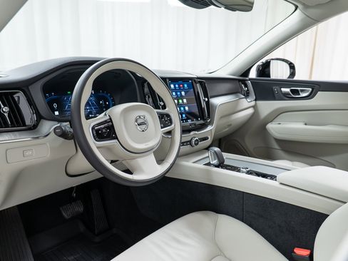 Certified 2025 Volvo XC60 B5 Plus w/ Protection Package Premier image 12