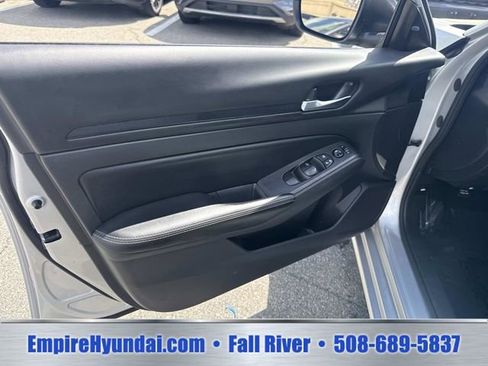 Used 2024 Nissan Altima 2.5 SV FWD image 17