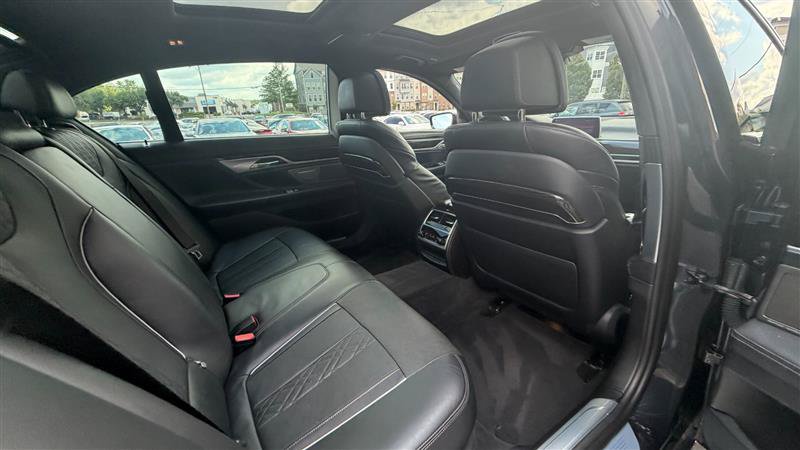 Used 2018 BMW 750i RWD image 18