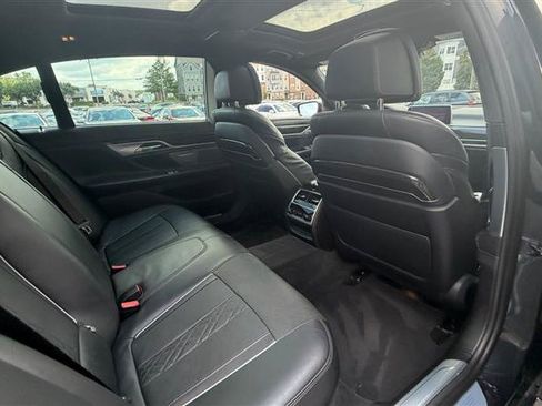 Used 2018 BMW 750i RWD image 18