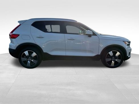 Used 2019 Volvo XC40 T5 Momentum image 9