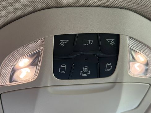 Used 2023 Chrysler Voyager LX FWD image 33