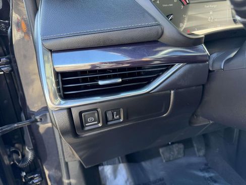 Used 2023 Cadillac XT4 Luxury w/ Cold Weather Package AWD/4WD image 29