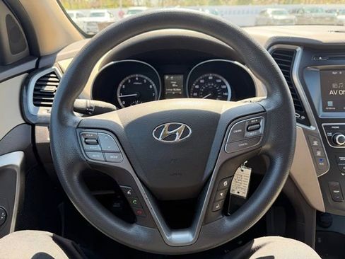 Used 2017 Hyundai Santa Fe SE image 15