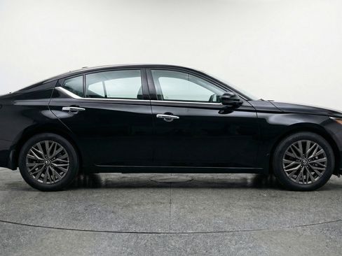 Used 2025 Nissan Altima 2.5 SV FWD image 11