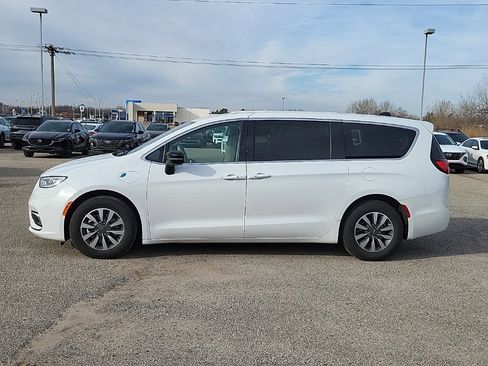 Used 2024 Chrysler Pacifica Select image 5