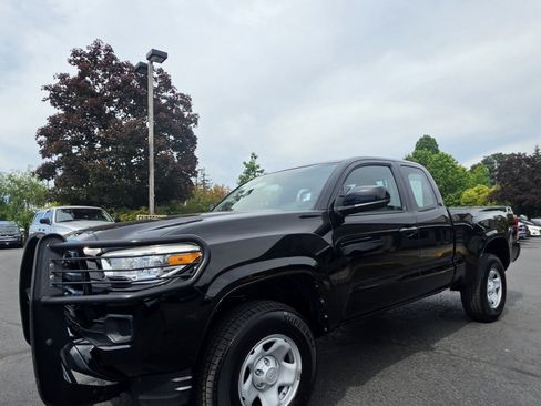 Used 2017 Toyota Tacoma SR w/ SR Convenience Package AWD/4WD image 2