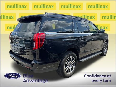 Used 2025 Ford Expedition Active RWD image 2