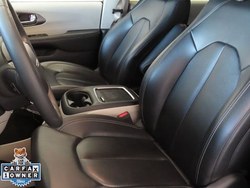 Used 2024 Chrysler Pacifica Select image 12