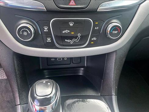 Used 2020 Chevrolet Equinox LS FWD image 24