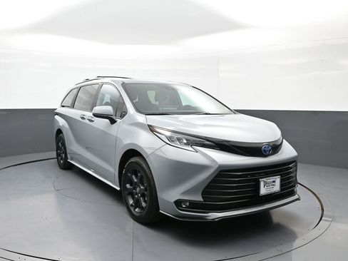 Used 2025 Toyota Sienna XLE Woodland Edition AWD/4WD image 3