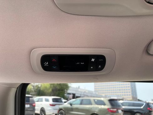 Used 2023 Chrysler Pacifica Touring-L FWD image 20