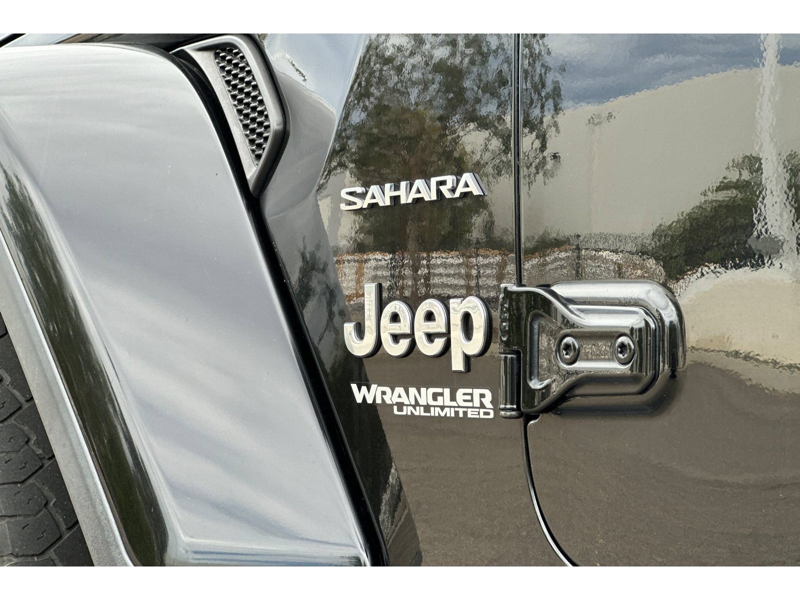 Used 2018 Jeep Wrangler Unlimited Sahara AWD/4WD image 17