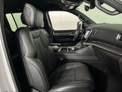 Used 2023 Jeep Wagoneer L Series III w/ Preferred Equipment Group image 21