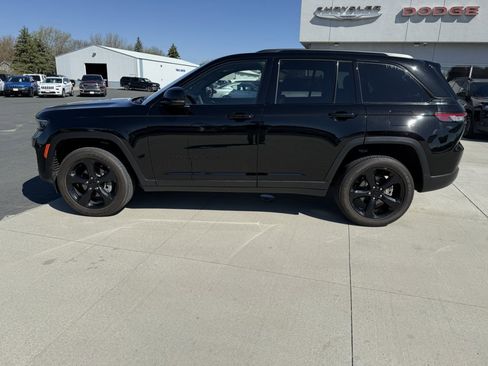 Used 2023 Jeep Grand Cherokee Altitude AWD/4WD image 5